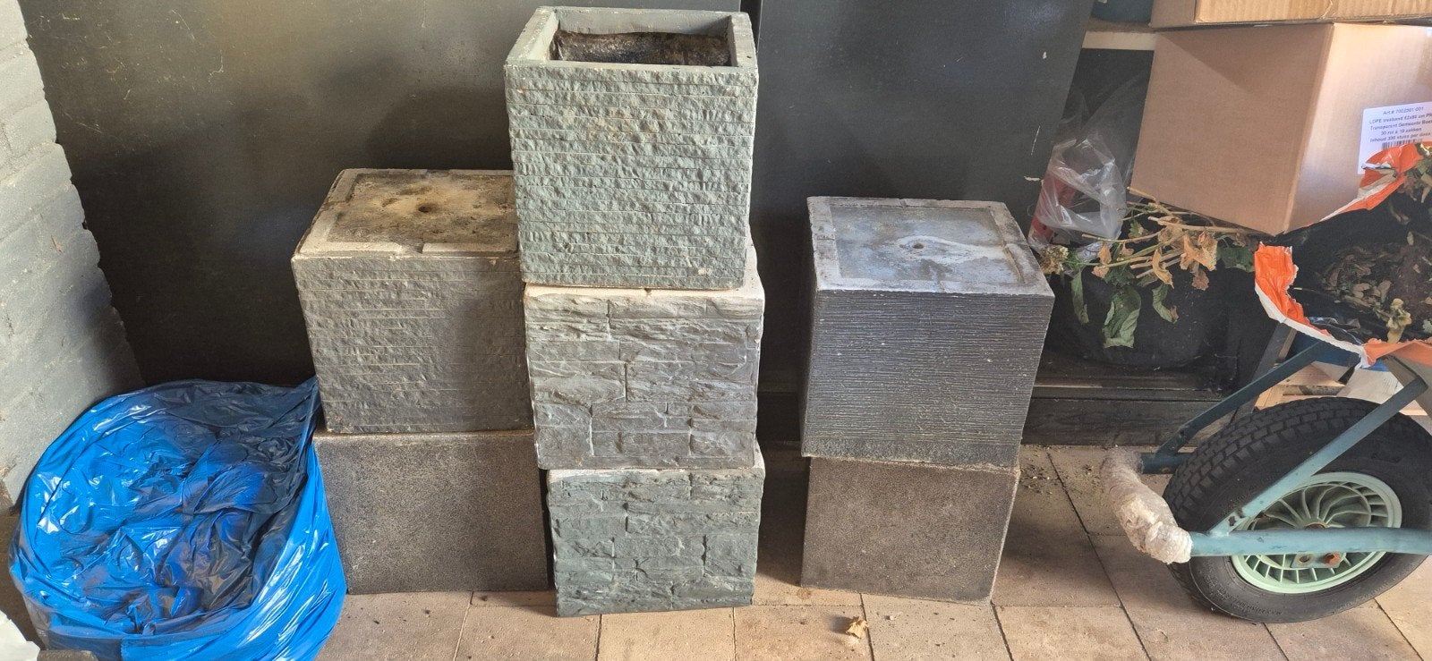 Vierkante bloembakken van beton of steen 7,50 euro per bak, Ophalen, Gebruikt, Minder dan 60 cm, Vierkant