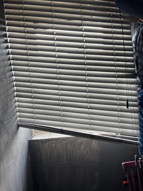 Sunway lichtgrijs kunststof jaloezie 1 jaar !! oud 101x150, Huis en Inrichting, Stoffering | Gordijnen en Lamellen, Ophalen, 100 tot 150 cm