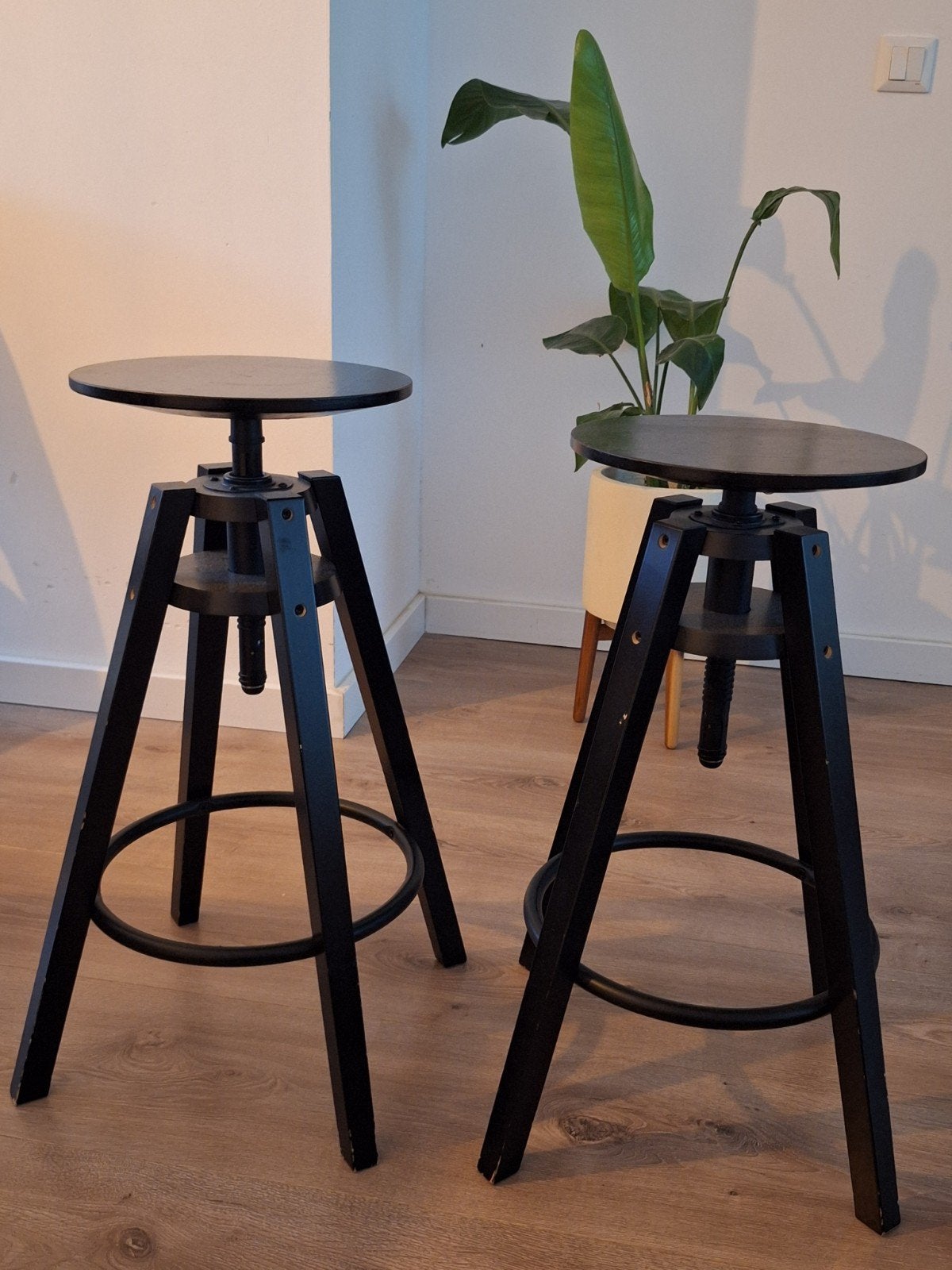 2x barkrukken zwart IKEA DALFRED – in goede staat: korting!, 2 krukken, Ophalen, In hoogte verstelbaar, 60 tot 90 cm