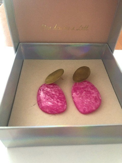 Lott oorhangers roze • hars & mat messing • nieuw in doos, Sieraden, Tassen en Uiterlijk, Oorbellen, Overige materialen, Hangers