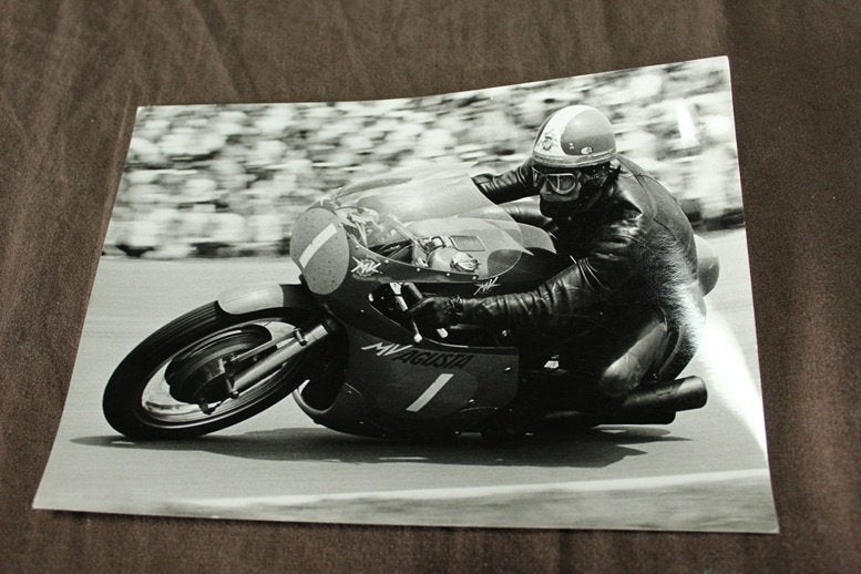 Foto Gaicomo Agostini op MV Agusta racer TT Assen ??, Ophalen of Verzenden, Gelezen