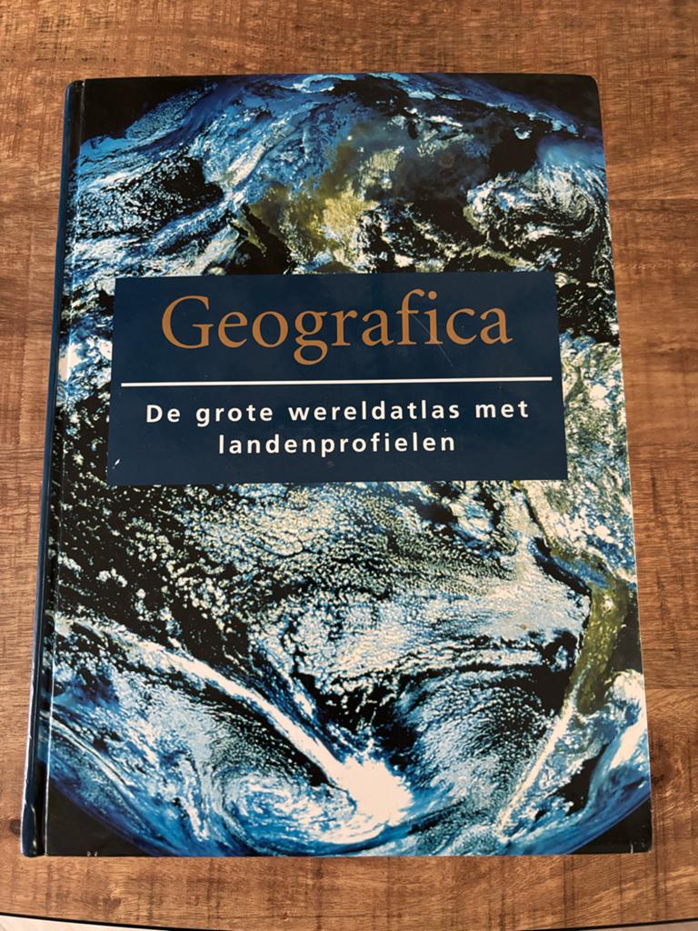 Geografica: De grote wereldatlas met landenprofielen, Boeken, Overige atlassen, 2000 tot heden, Ophalen of Verzenden, Zo goed als nieuw