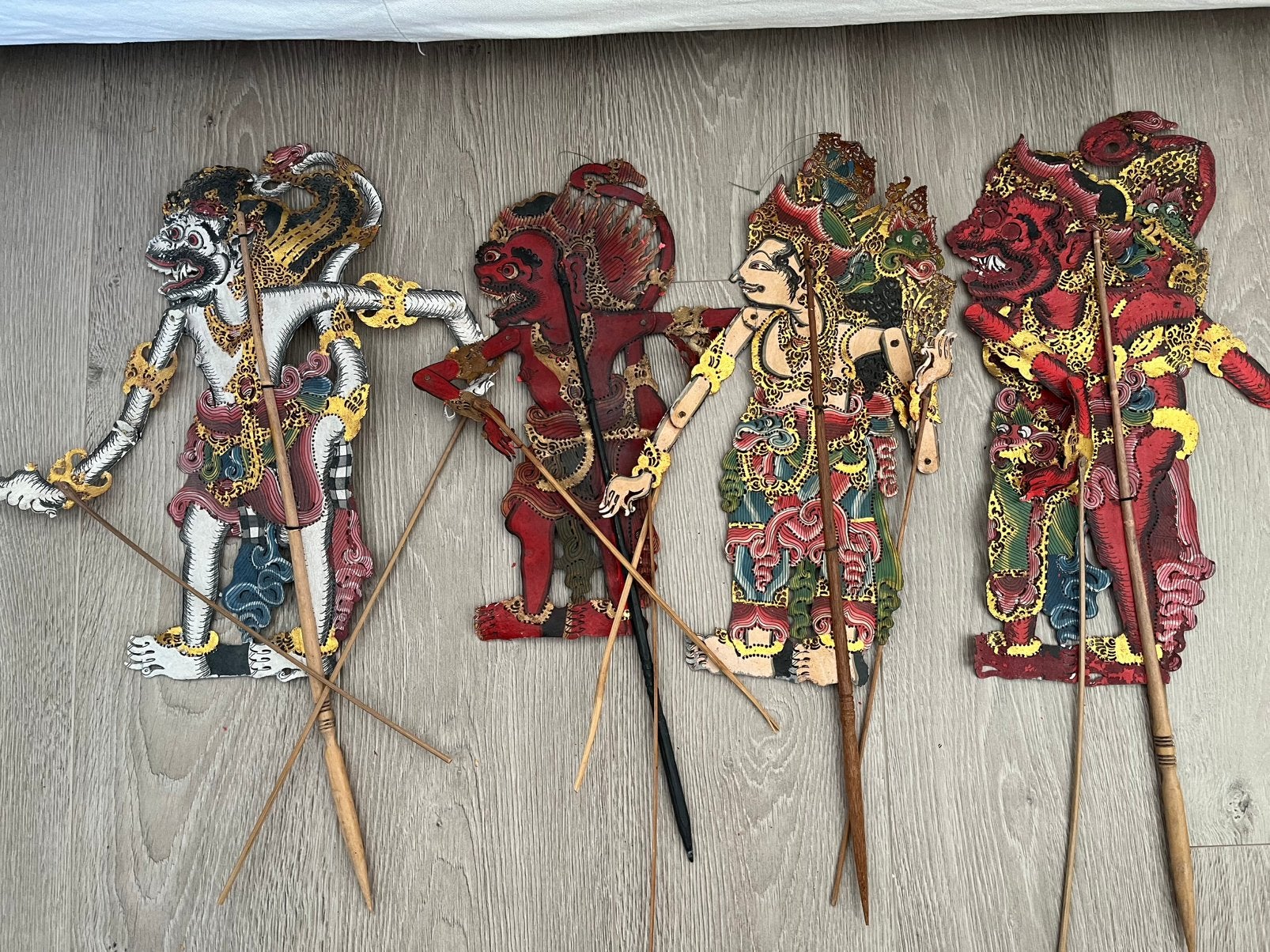 Mooie set van 4 traditionele Javaanse Wayang Kulit poppen, Antiek en Kunst, Ophalen of Verzenden