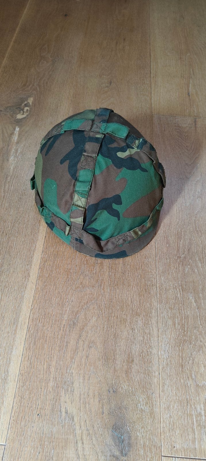 Militair camouflage helm met hoes, Ophalen of Verzenden, Landmacht, Overige gebieden, Helm of Baret