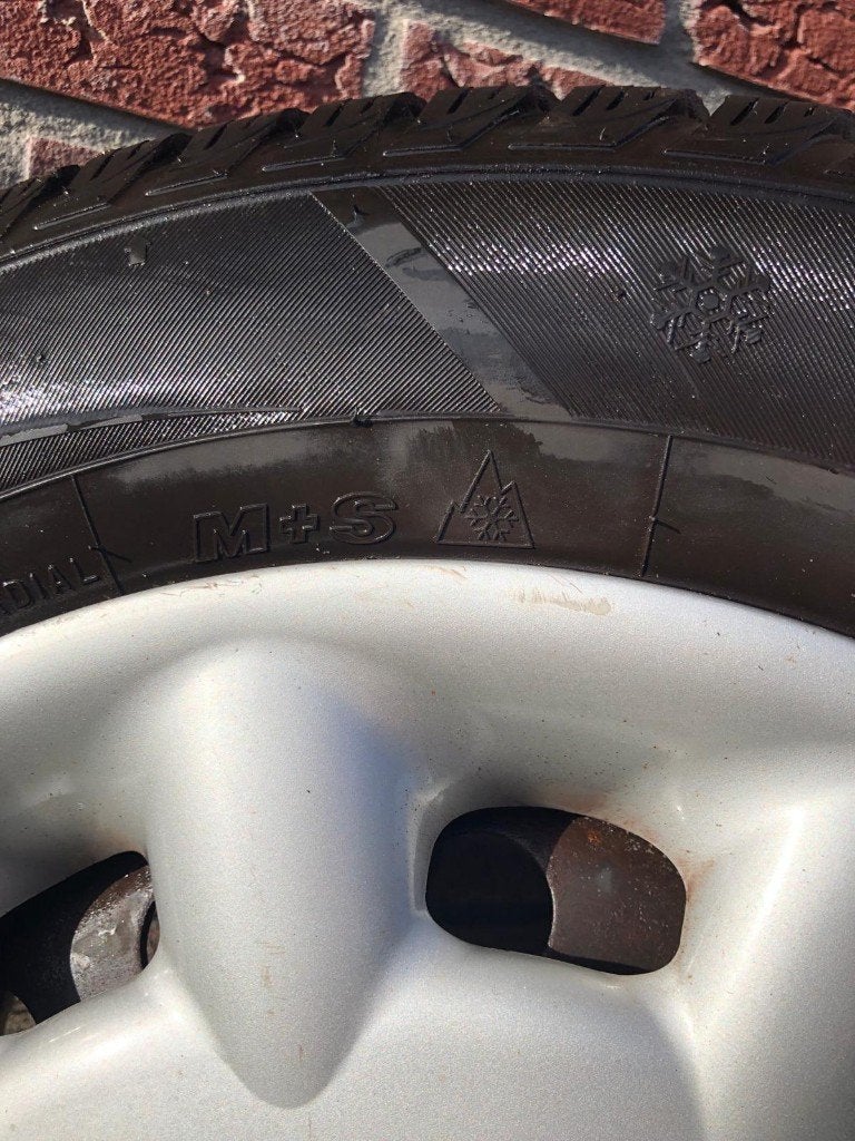 Te koop stalen Volvo velgen met wieldoppen en winterbanden, Gebruikt, 15 inch, Velg(en), Personenwagen