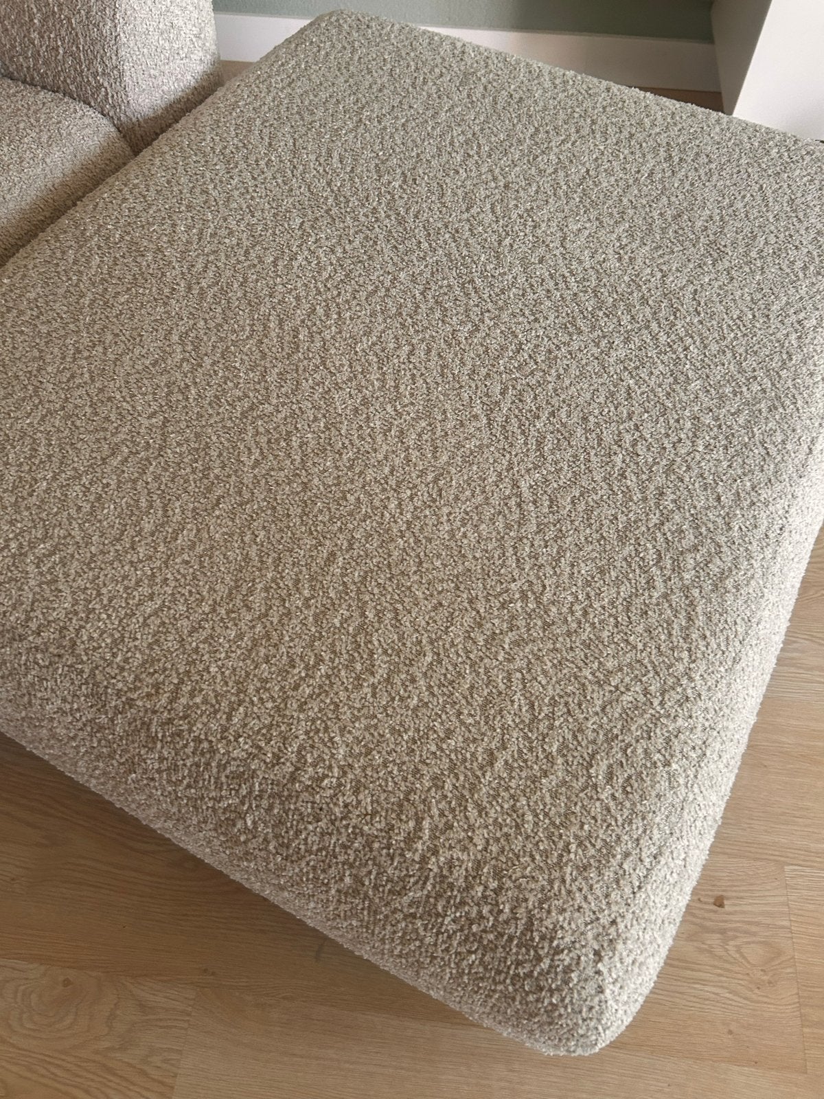 Elsa fauteuil met hocker, bouclé stof, beige, Ophalen, Zo goed als nieuw, Stof, 75 tot 100 cm