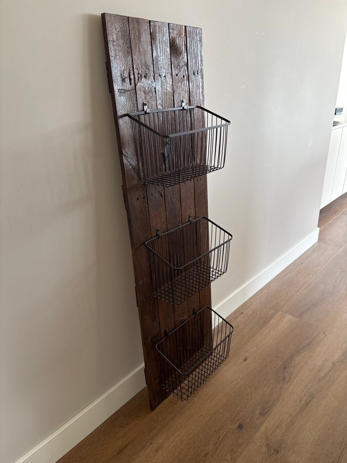 Houten wandrek met 3 metalen manden - Rustieke stijl, Huis en Inrichting, Woonaccessoires | Wandplanken en Boekenplanken, Ophalen