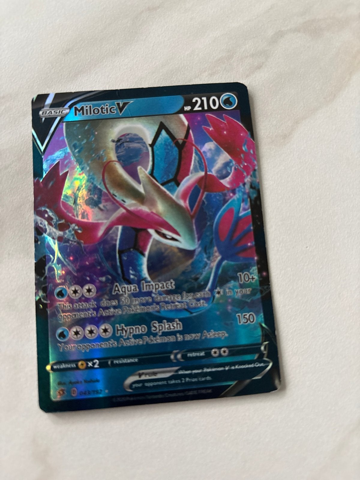 Milotic V Pokémon kaart (Foil) met gratis hoesje, Ophalen of Verzenden, Gebruikt, Losse kaart, Foil