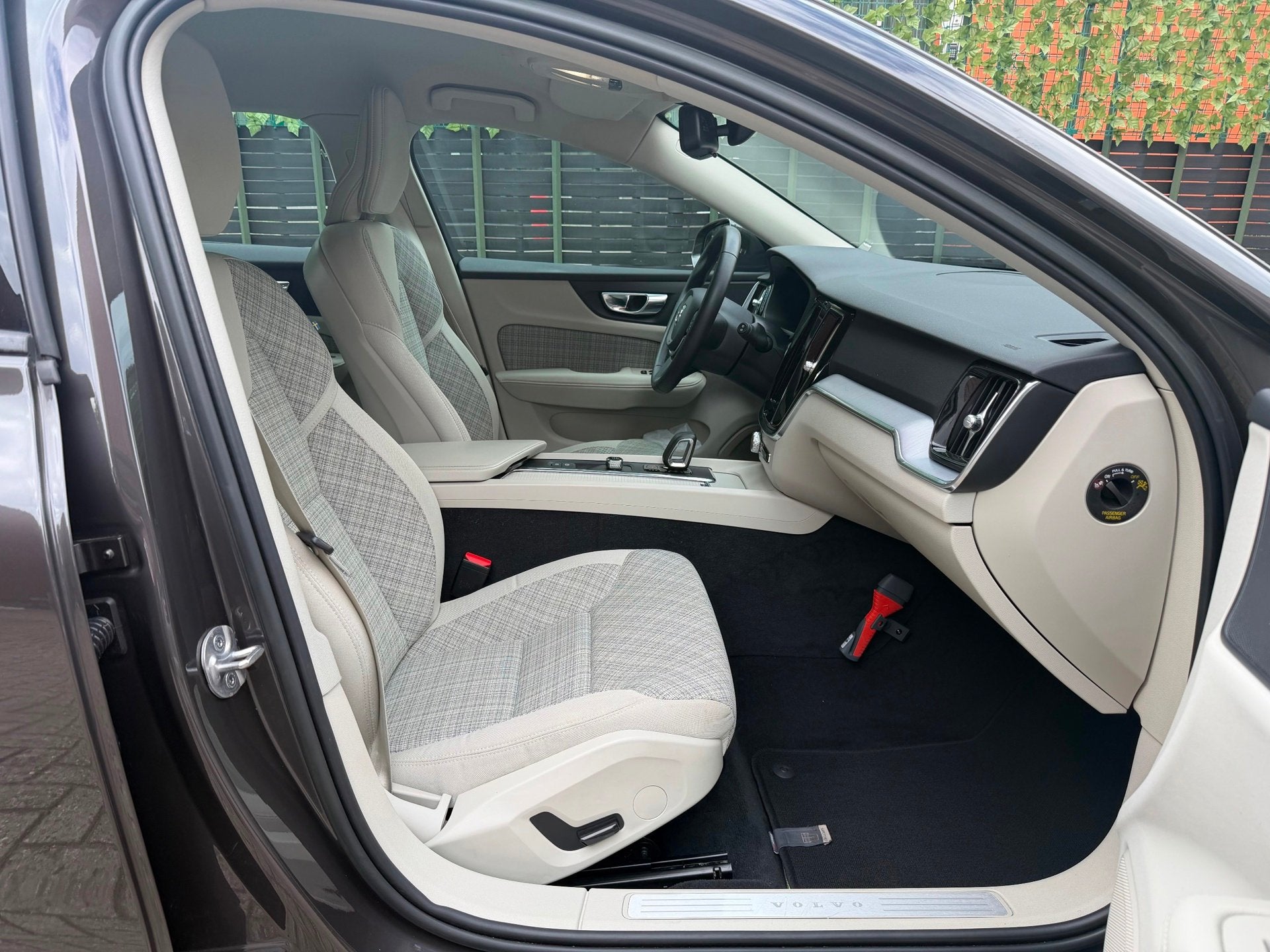 Foto 14 van Volvo V60 2.0 B3 Essential grijs 2022 1EIG|LED|NAVI|NAP