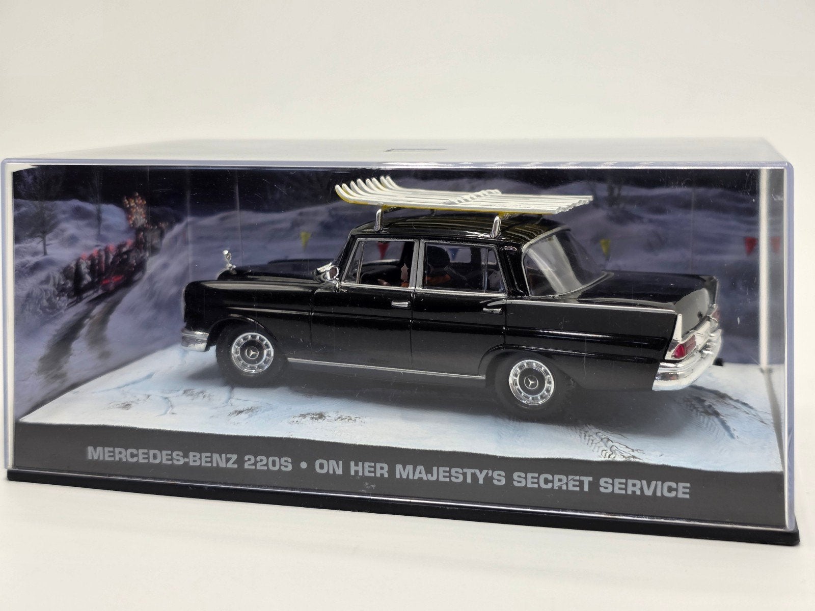 Mercedes Benz  220D - on her majesty's secret service, Hobby en Vrije tijd, Modelauto's | 1:43, Ophalen, Auto, Overige merken