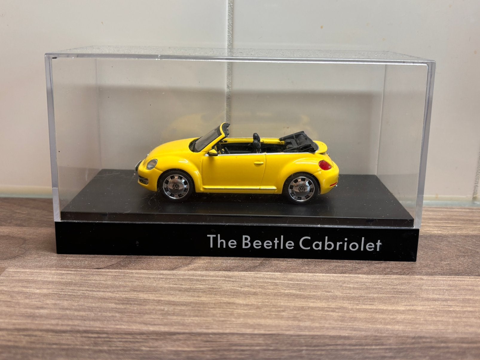 Volkswagen Beetle Cabriolet Yellow Schuco 1:43, Ophalen of Verzenden, Zo goed als nieuw, Auto, Schuco