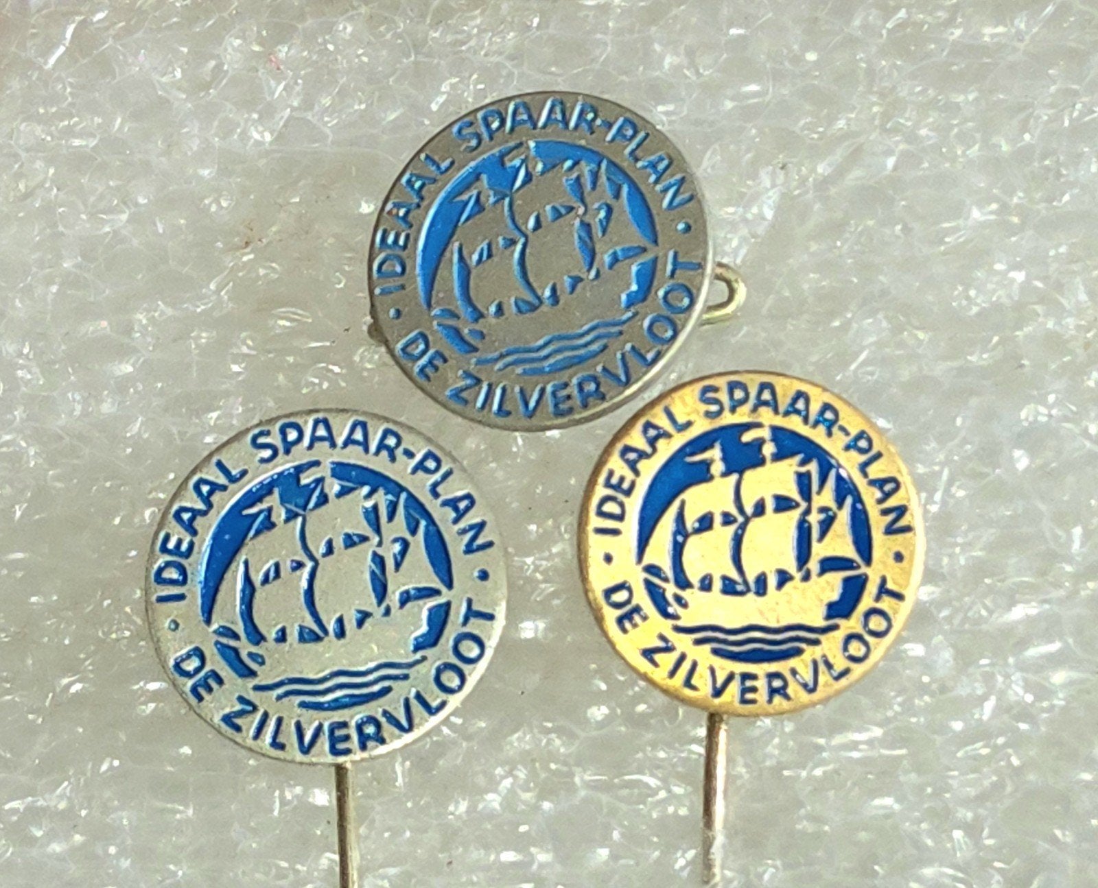 3 Speldjes "Ideaal Spaar-Plan De Zilvervloot", Ophalen of Verzenden, Gebruikt, Overige onderwerpen, Speldje of Pin