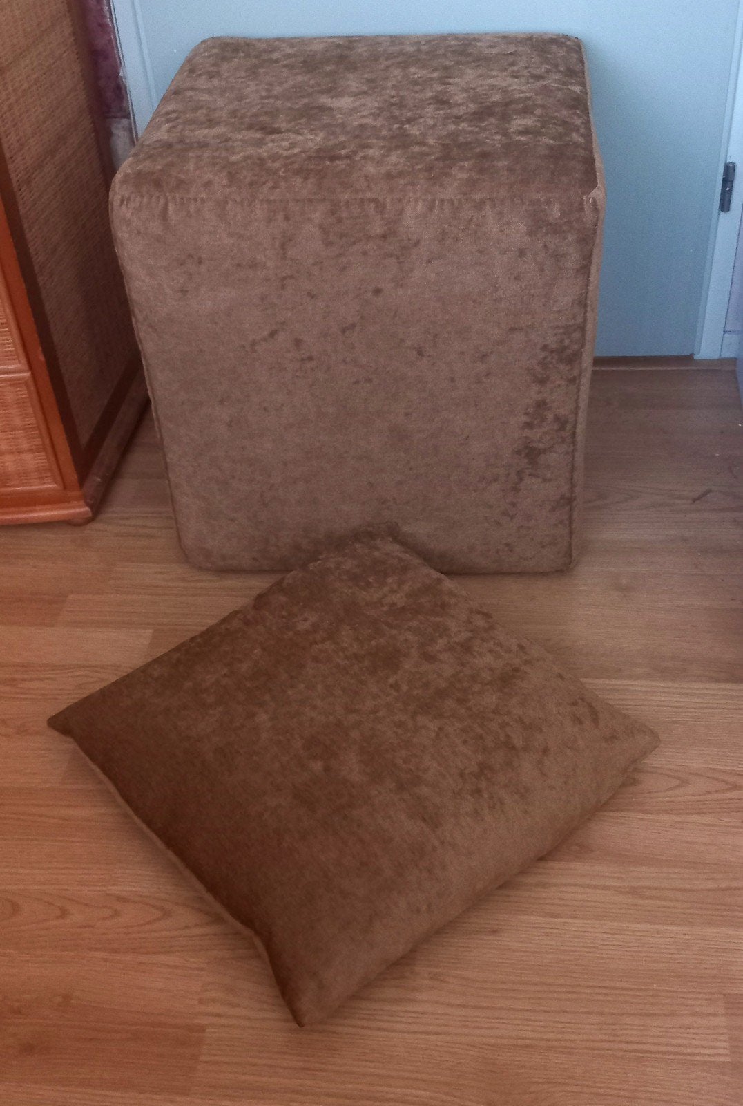 Mooie hocker plus bijpassend kussen., Ophalen, Zo goed als nieuw, Stof, 50 tot 75 cm