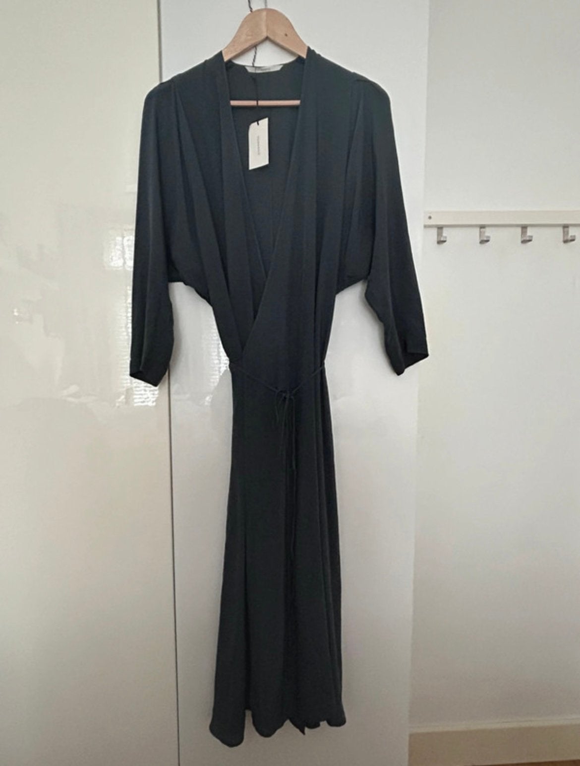 Prachtige muisgrijze overslag jurk Duva van Humanoid cupro, Kleding | Dames, Jurken, Maat 42/44 (L), Nieuw, Ophalen of Verzenden