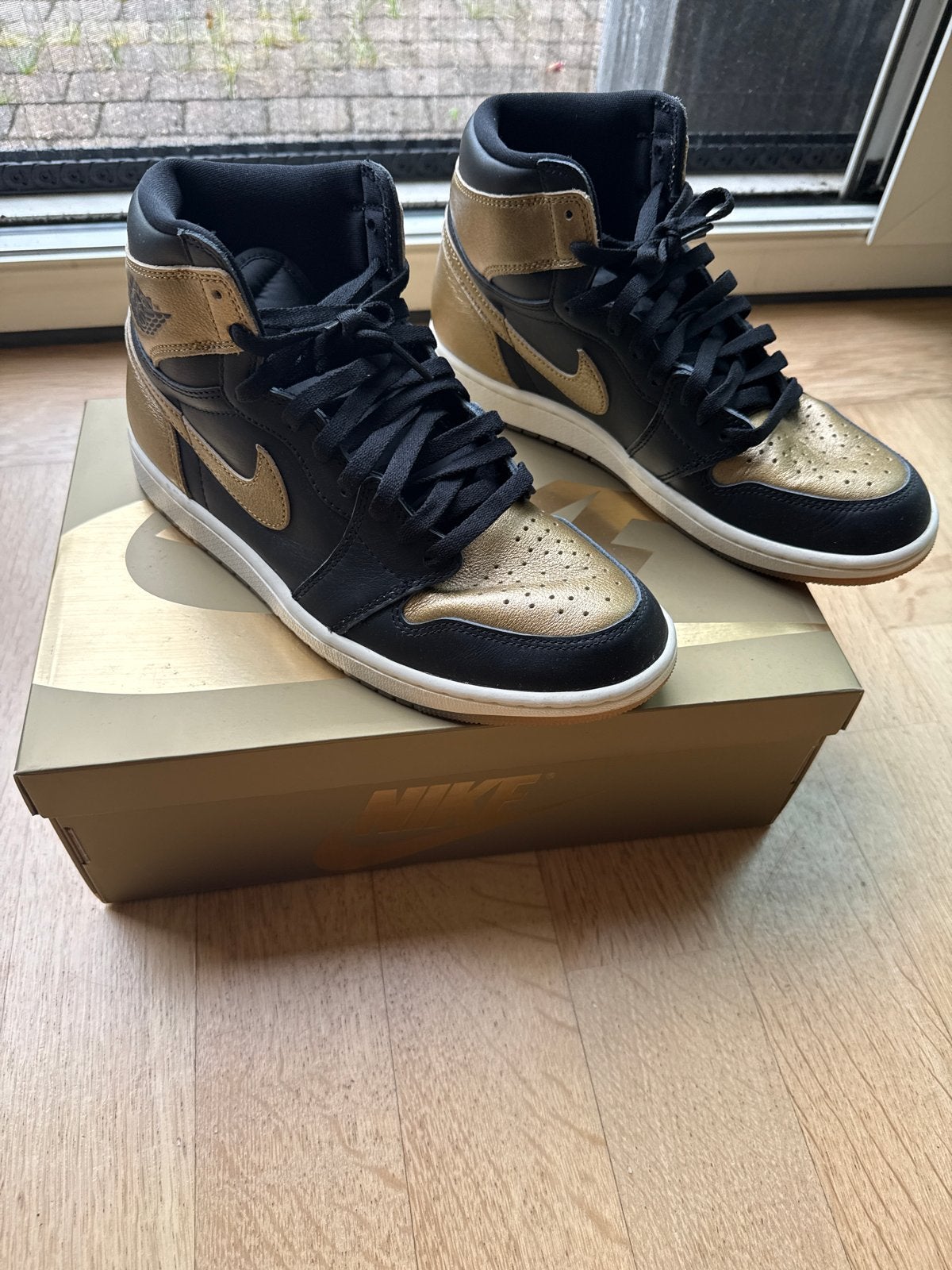 Nike Air Jordan 1 Retro High OG - Zwart/Goud, Kleding | Heren, Schoenen, Ophalen of Verzenden, Zo goed als nieuw, Zwart, Sneakers of Gympen