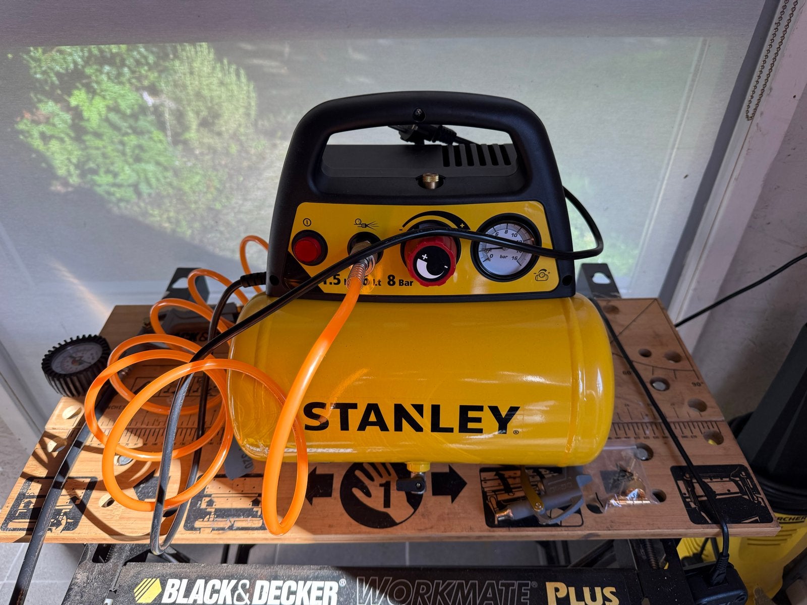 Stanley compressor 6L 8 bar met accessoires, 6 tot 10 bar, Ophalen of Verzenden, Zo goed als nieuw, Minder dan 200 liter/min