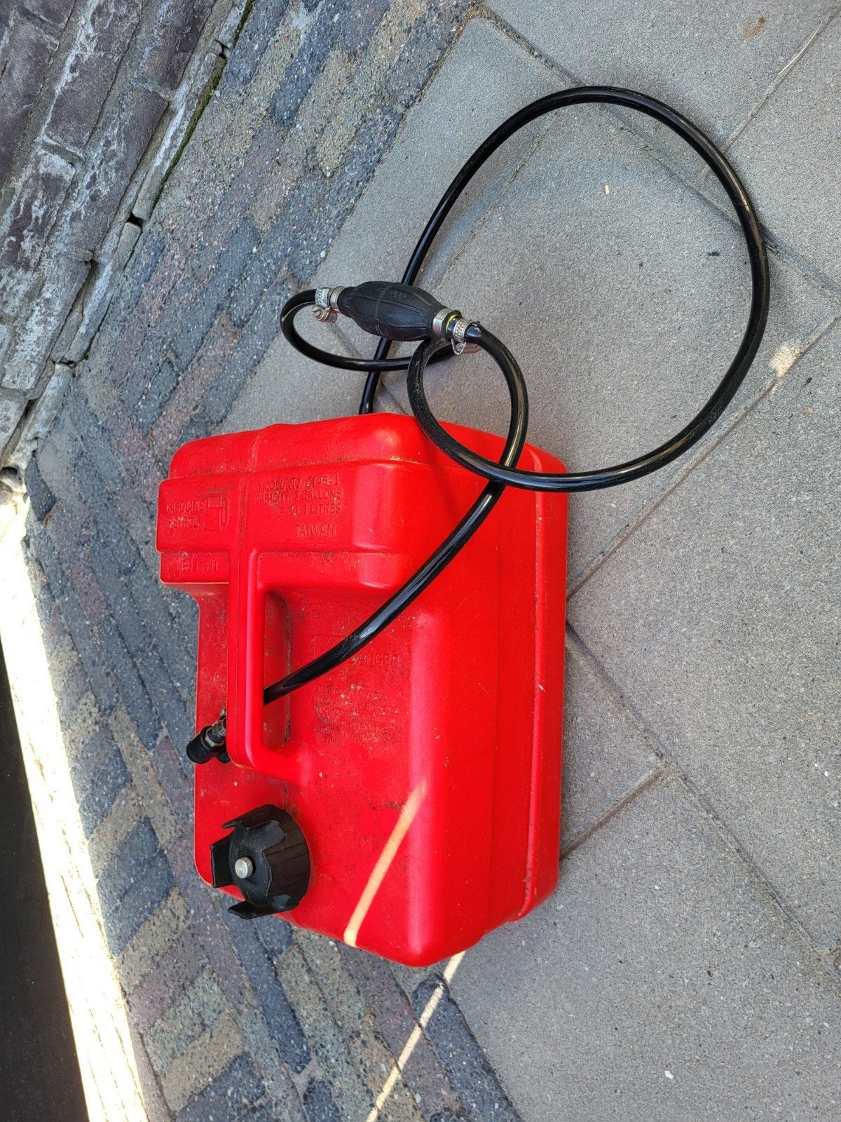 Benzinetank buitenboordmotor met slang en pomp, Watersport en Boten, Ophalen, Gebruikt, Motor en Techniek