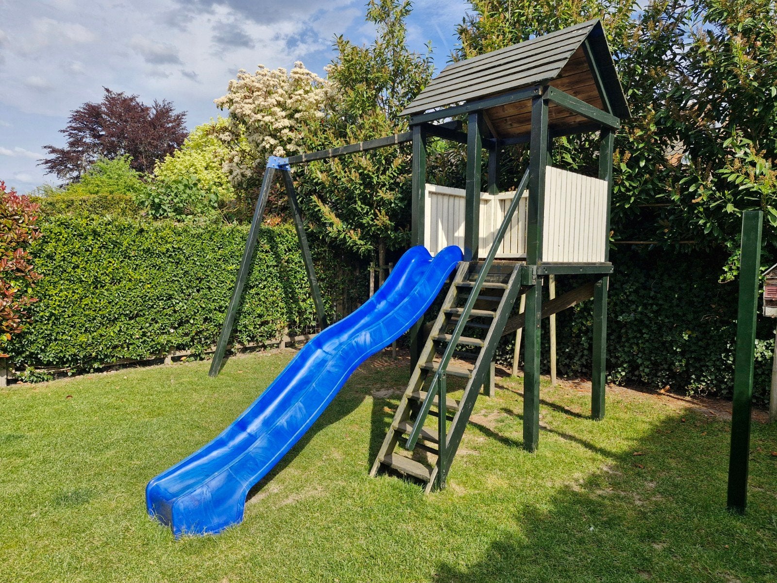 Gratis. Houten Speeltoestel met Glijbaan en Schommel, Kinderen en Baby's, Speelgoed | Buiten | Speeltoestellen, Ophalen, Gebruikt