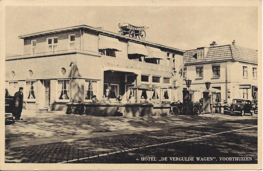 Voorthuizen, Hotel De Vergulde Wagen, Volk, Auto, gel. 1956, Verzamelen, Ophalen of Verzenden, 1940 tot 1960, Gelopen, Gelderland
