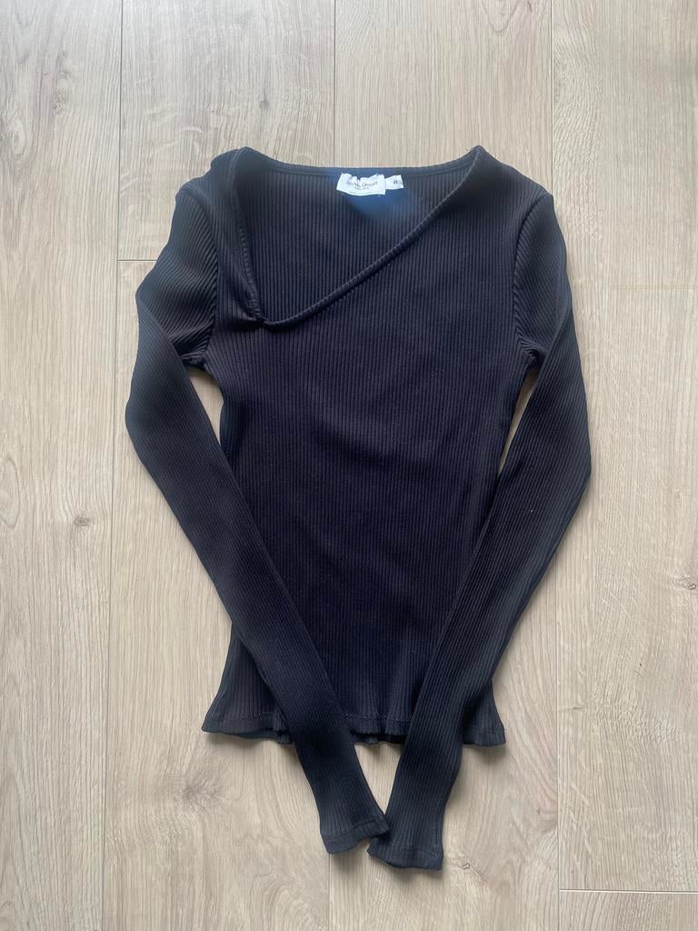 Longsleeve NA-KD asymmetrische hals, maat XS, Zwart, Ophalen of Verzenden, Zo goed als nieuw, Lange mouw
