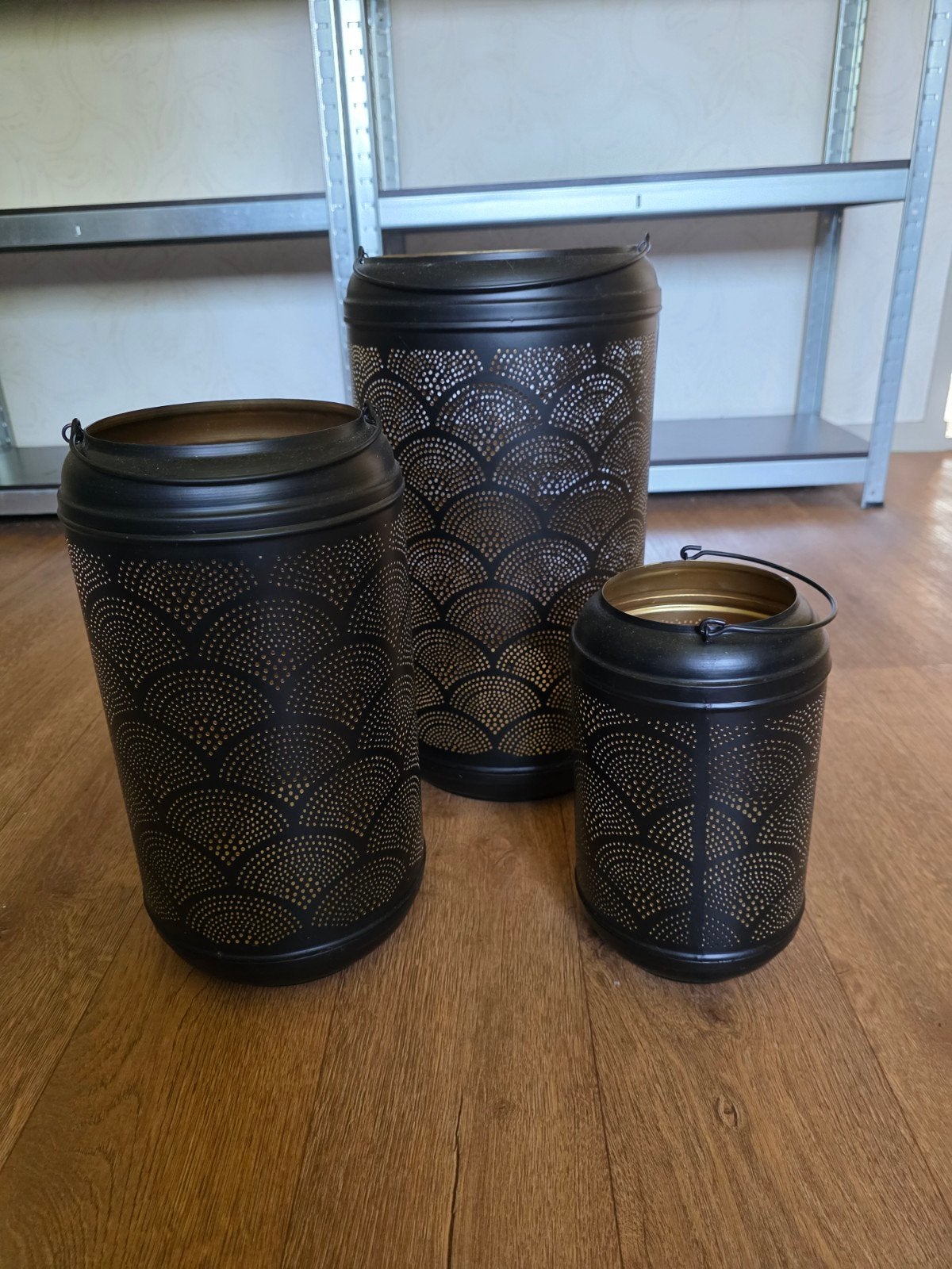 Set van 3 - Zwart Metalen windlichten met goud, Huis en Inrichting, Woonaccessoires | Kandelaars en Kaarsen, 25 tot 50 cm, Overige kleuren