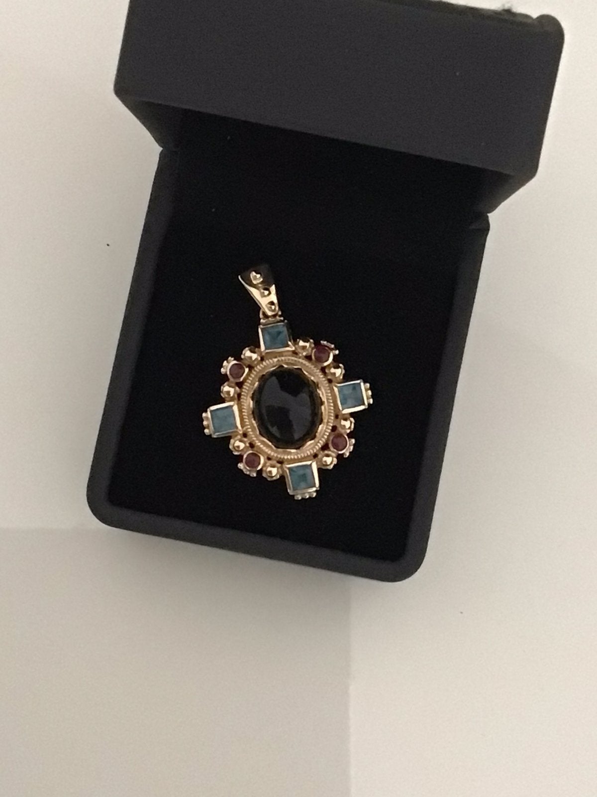 Gouden hanger met onyx, robijn en turkoois, Ophalen, Gebruikt, Overige voorstellingen, Met edelsteen