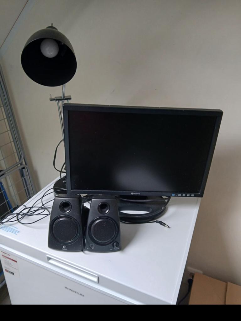 Beeldscherm met lamp en boxjes, Ophalen of Verzenden, Gebruikt, Audiokanaal 2, Neovo (beeldscherm), Logitech (boxjes)