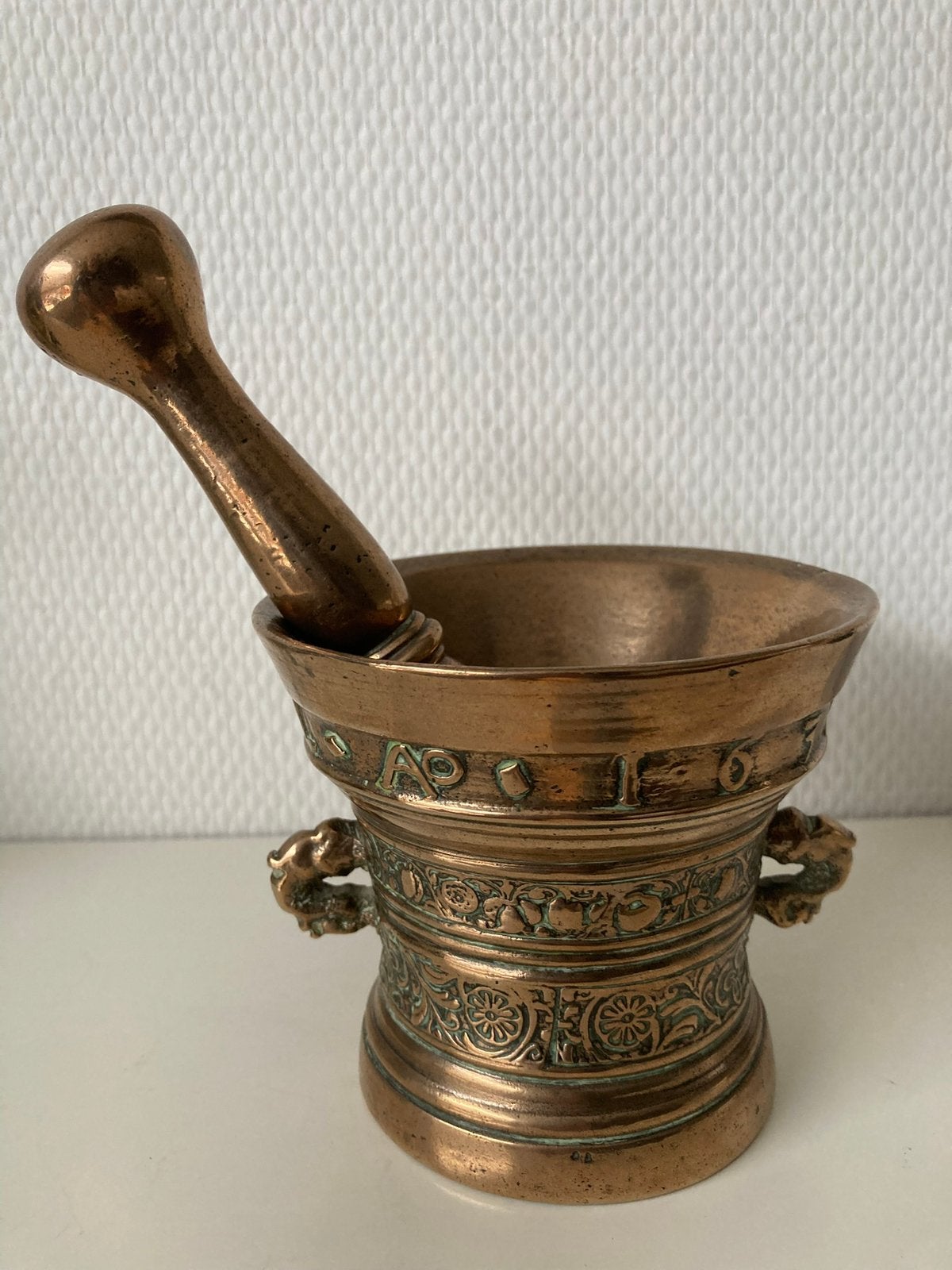 Vijzel. Met stamper. 17e Eeuw.1639. Hollands.Brons.Puntgaaf., Antiek en Kunst, Antiek | Overige Antiek, Verzenden