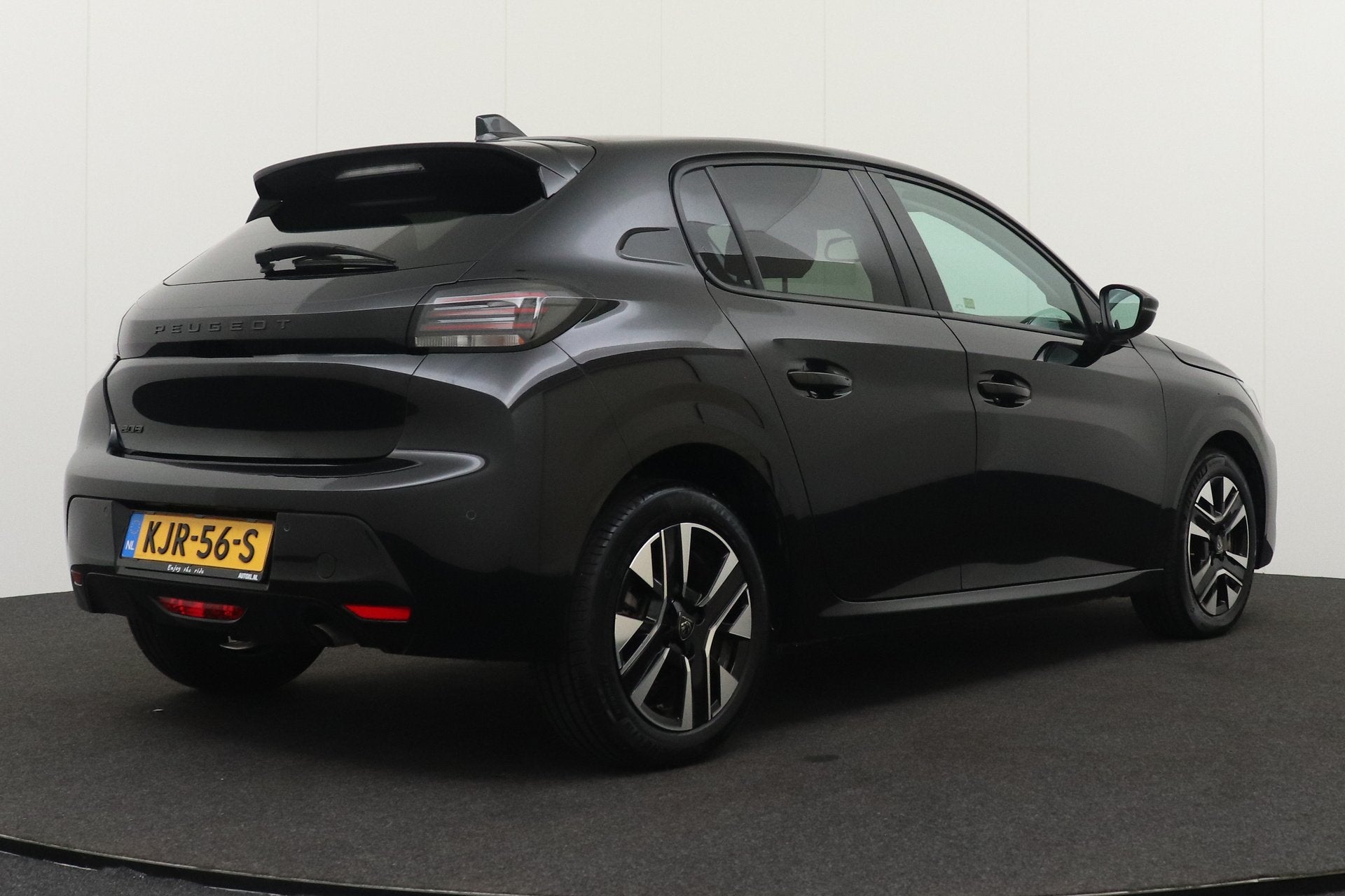 Peugeot 208 1.2T 101 PK Allure Carplay Cruise LED (bj 2025), Auto's, Voorwielaandrijving, 101 pk, Gebruikt, Leder en Stof