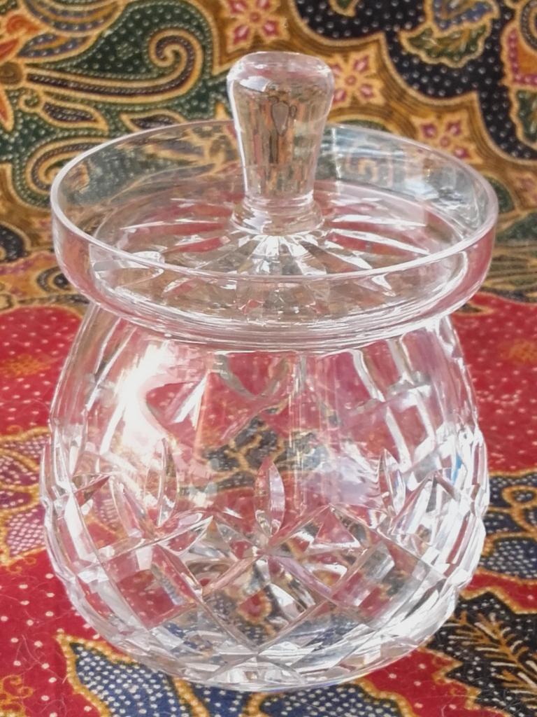 Mooie oude suikerpot uit Engeland van kristal 11,3 cm.