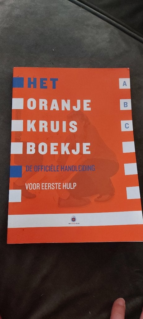 Het Oranje Kruis Boek eerste hulp, Boeken, Ophalen of Verzenden, Zo goed als nieuw
