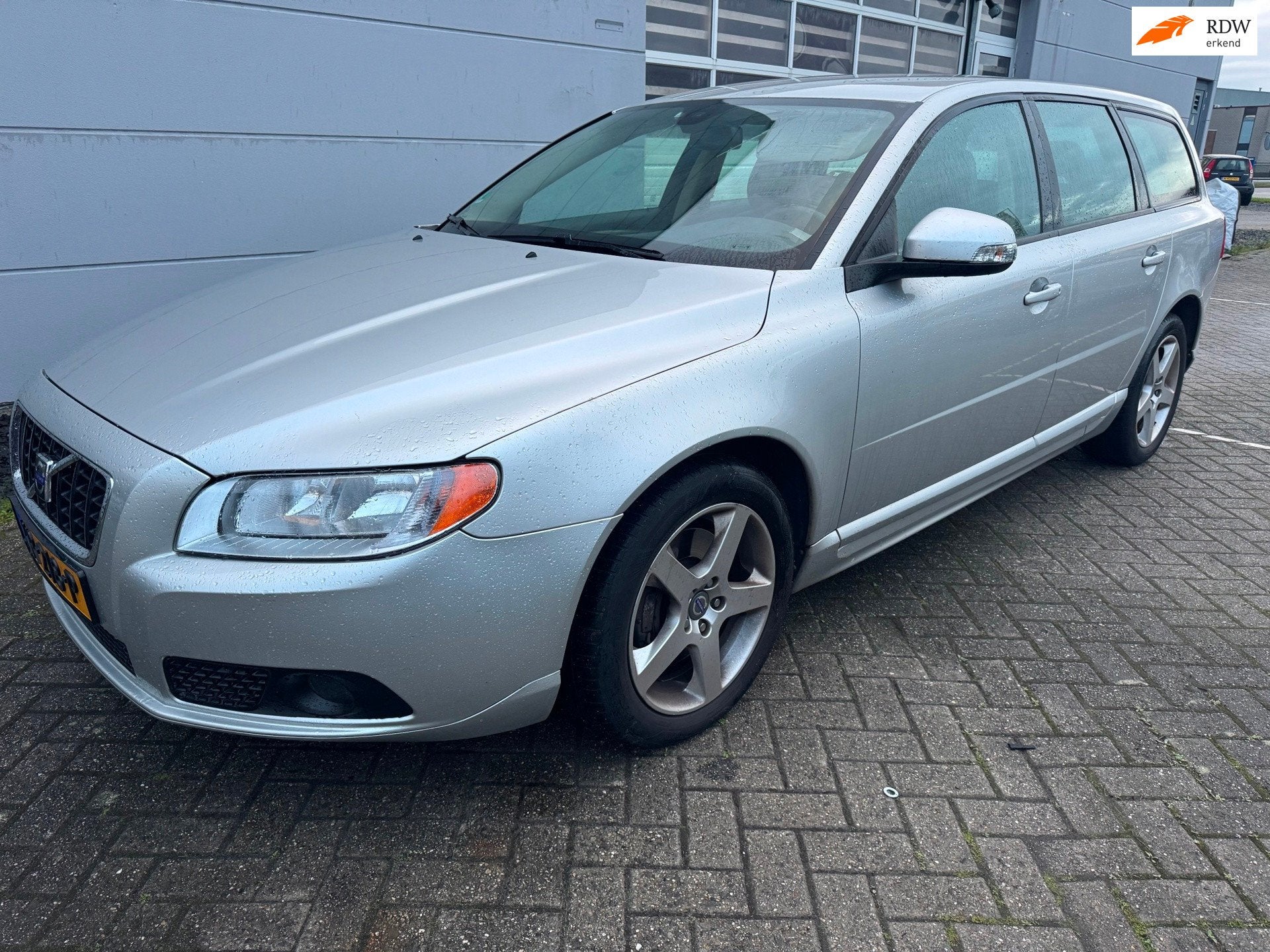 Volvo V70 2.4 D5 Momentum, Auto's, Dealer onderhouden, Gebruikt, Wit, Diesel