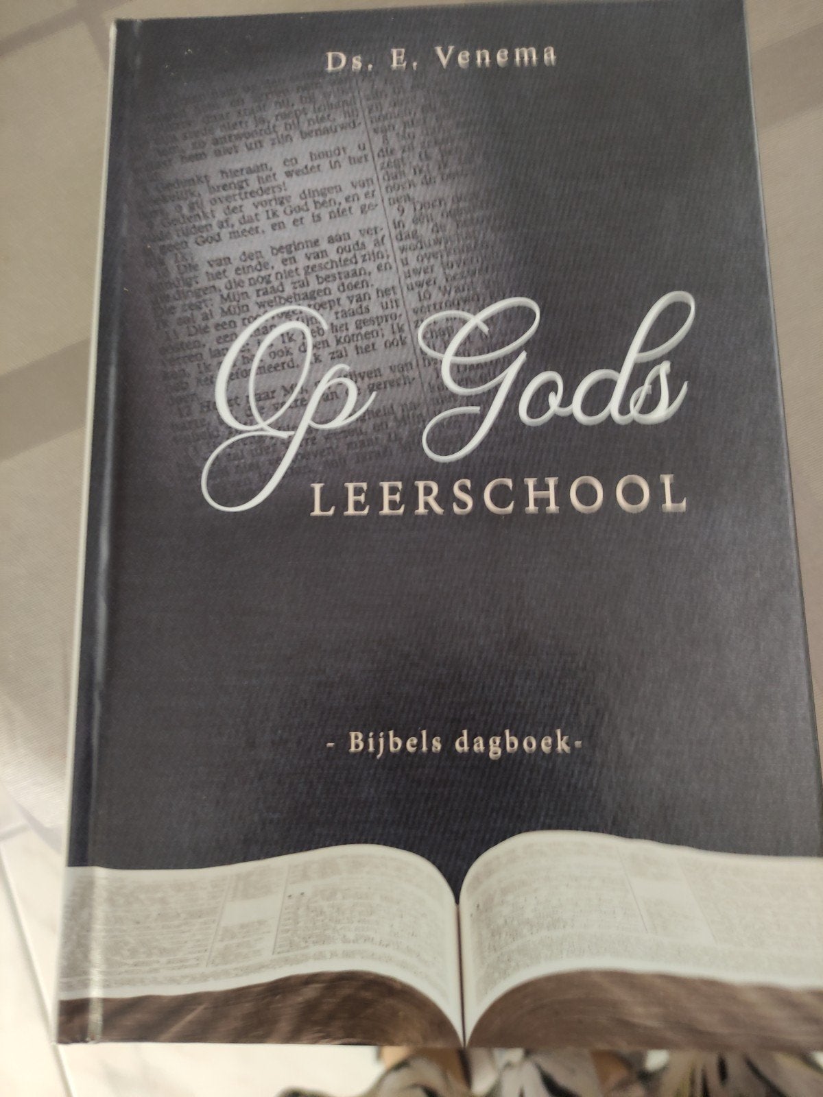 Op Gods Leerschool - Bijbels dagboek Ds. E. Venema, Christendom | Protestants, Ophalen of Verzenden, Ds. E. Venema, Nieuw