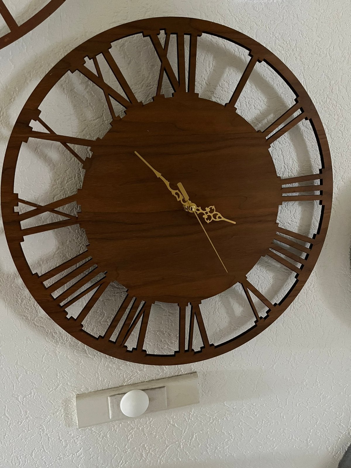 Houten klok met gouden wijzers 44 cm, Huis en Inrichting, Woonaccessoires | Klokken, Ophalen of Verzenden, Zo goed als nieuw, Wandklok