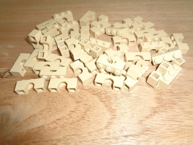 Partij J650=50x Nieuwe Lego Tan bogen 1x3 (Meerdere setjes)