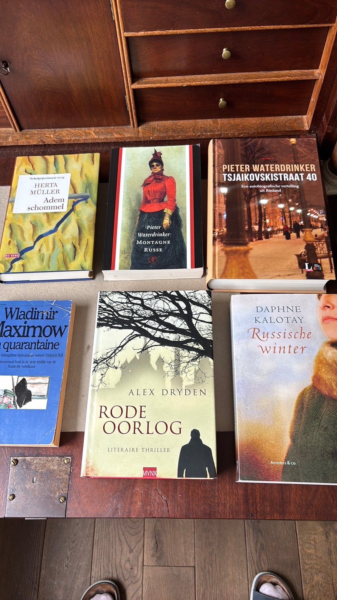 Russische winter- Tsjaikovskistraat 40- Montagne Russe ea, Boeken, Literatuur, Zo goed als nieuw, Ophalen of Verzenden