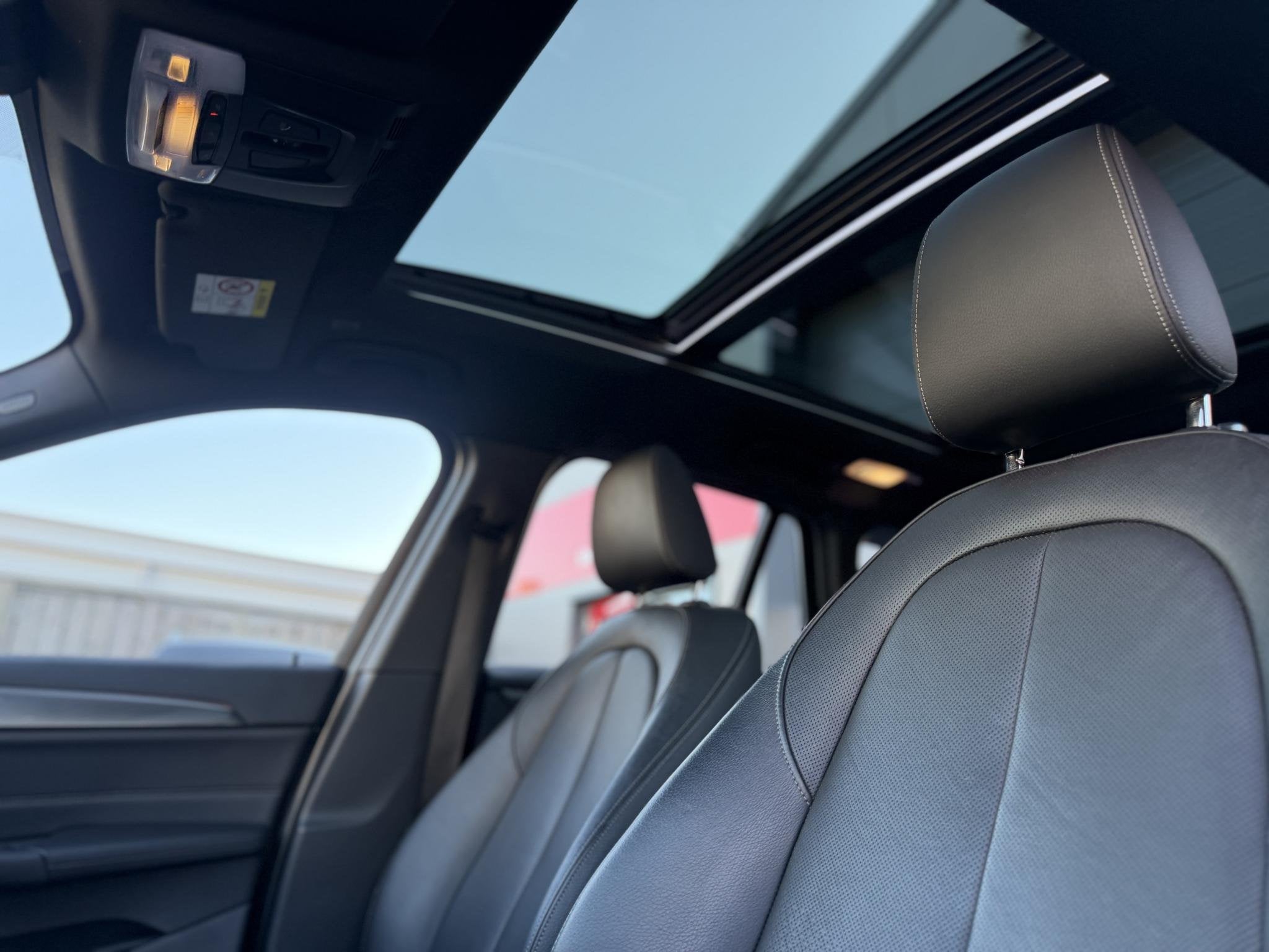 BMW X1 xDrive20i High Exec NL Auto Leder|HUD|Pano|Trekh, Auto's, Gebruikt, Leder en Stof, Zwart, Origineel Nederlands