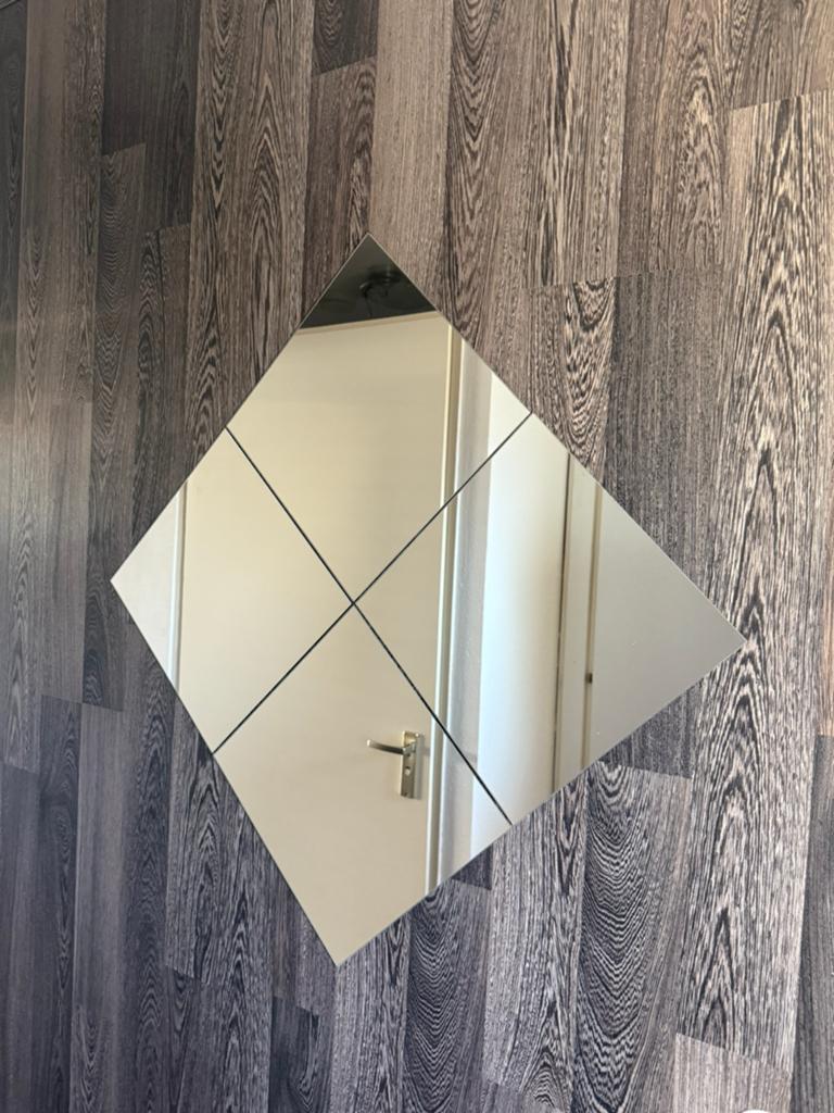 Moderne wandspiegel in ruit/vierkante vorm, Huis en Inrichting, Woonaccessoires | Spiegels, Ophalen, Rechthoekig, Minder dan 50 cm