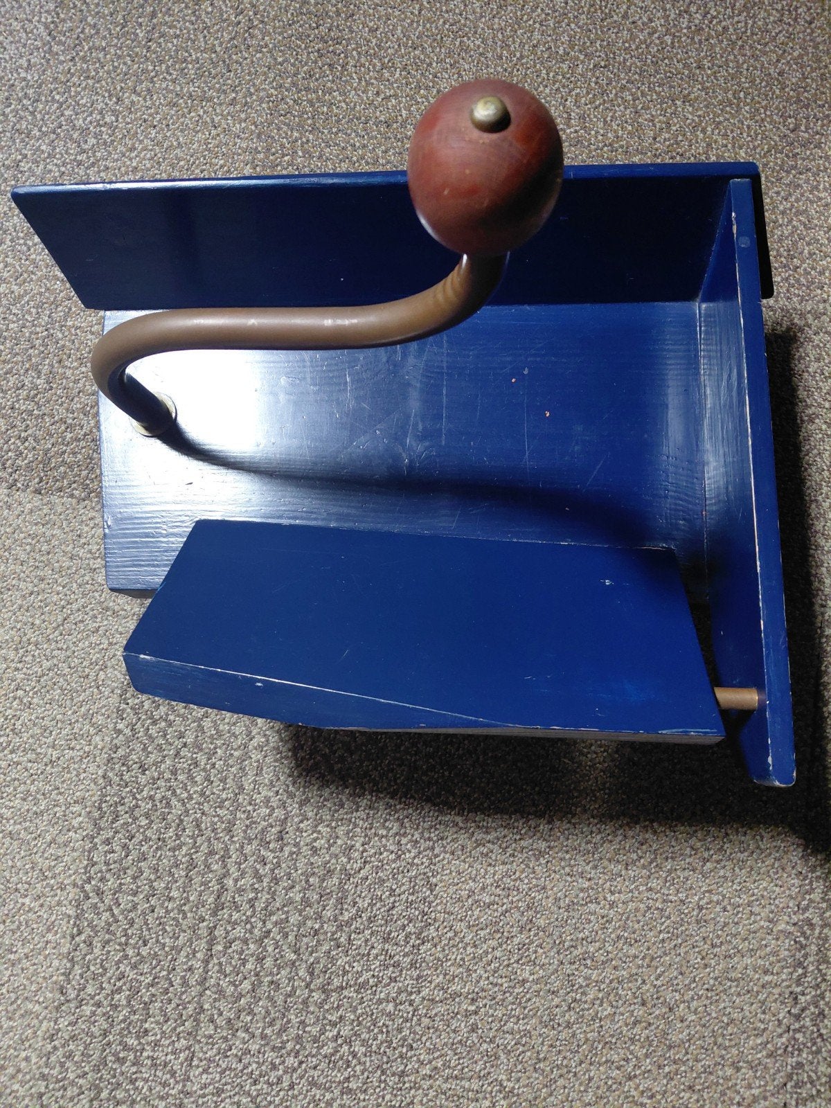 Vintage houten lectuurbak met koperen handvat, Huis en Inrichting, Met handvat, Gebruikt, Lectuurbak, Hout