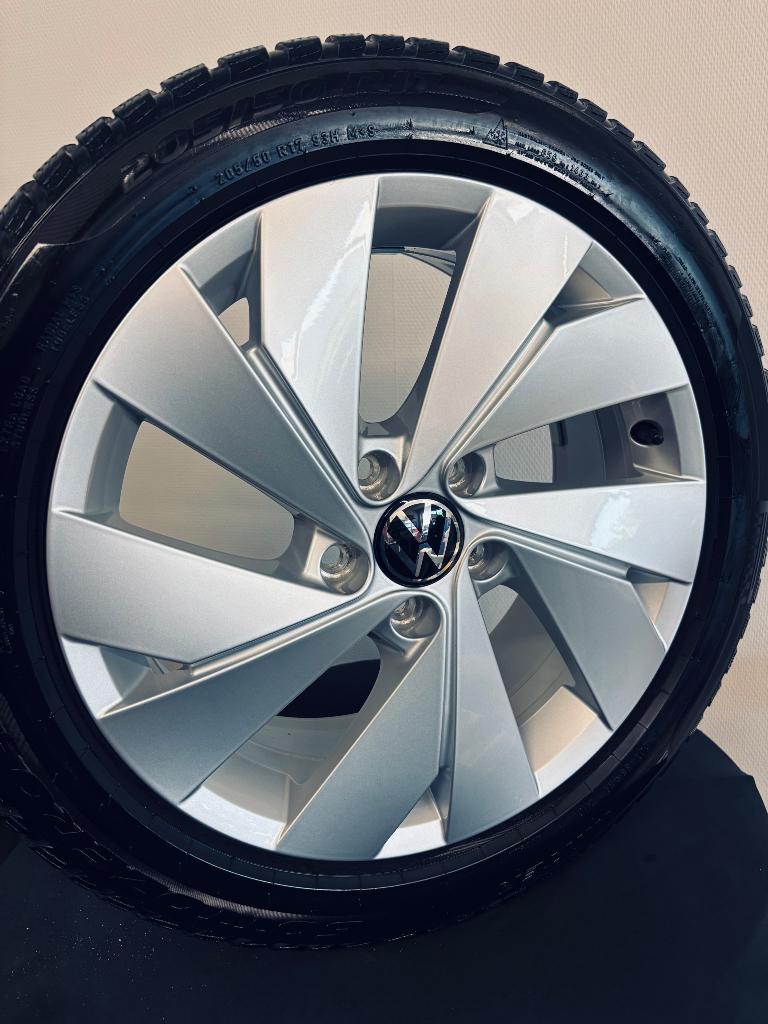 17” VW Golf velgen + Pirelli winterbanden, Auto-onderdelen, Banden en Velgen, Ophalen, Gebruikt, 17 inch, Personenwagen
