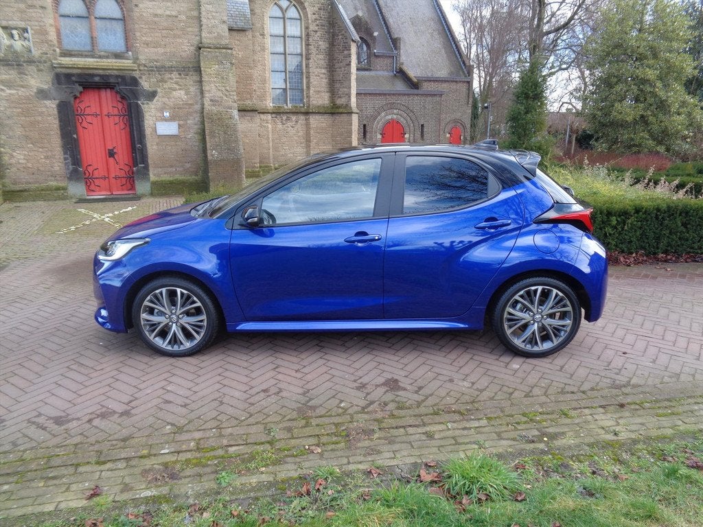 TOYOTA Yaris Hybrid 130pk CVT Executive bij Toyota specialis, Auto's, Toyota, 12 maanden, 450 kg, Gebruikt, Blauw