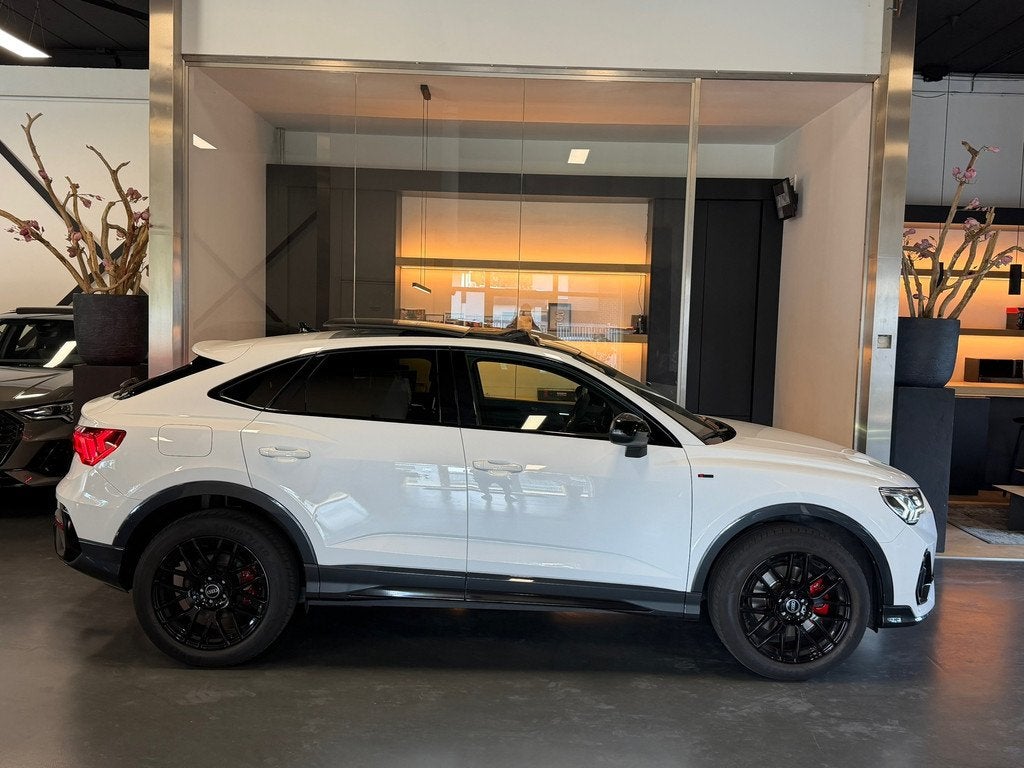 Audi Q3 Sportback 45 TFSI e S line Pano B&O Camera Elec.Koff, Auto's, Stof, Gebruikt, Zwart, Wit