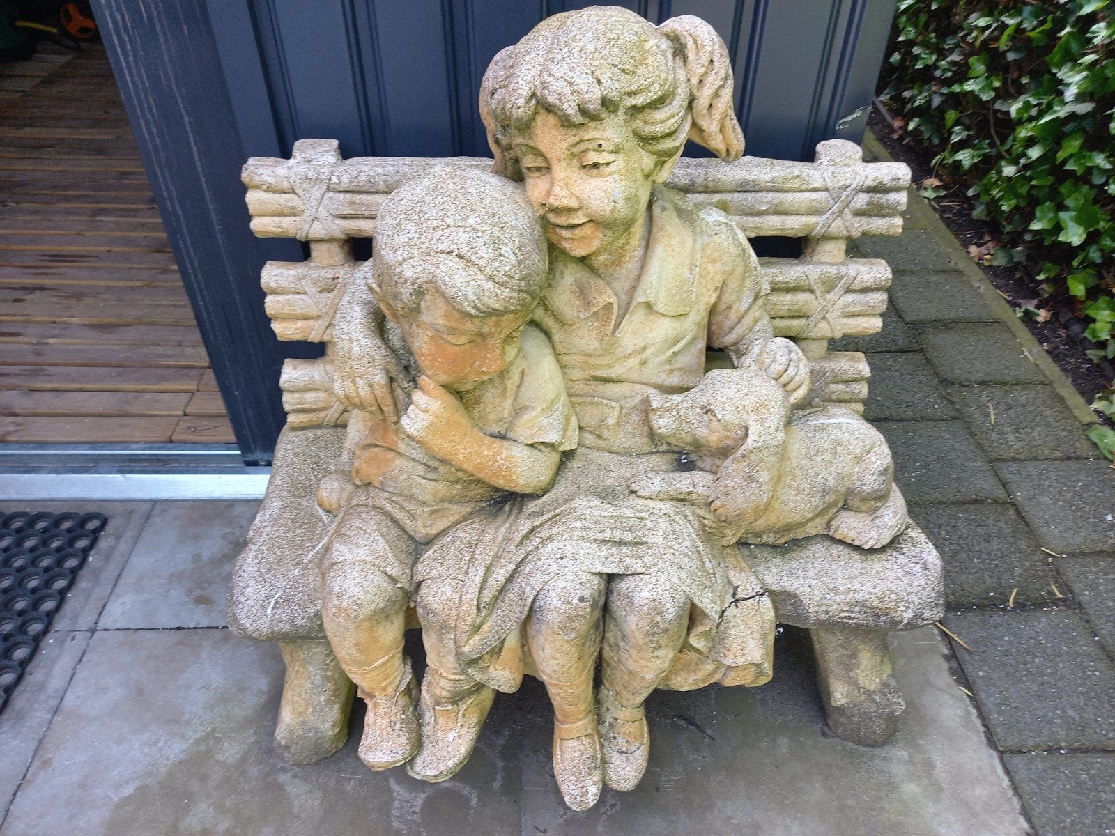 Betonnen beeld: Kinderen op bankje met hondje, Ophalen of Verzenden, Gebruikt, Beton, Mensenbeeld
