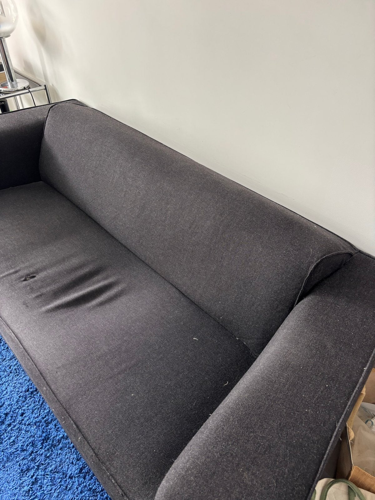 Design on Stock donkergrijze tweepersoonsbank, Huis en Inrichting, Banken | Bankstellen, Ophalen, Gebruikt, 150 tot 200 cm, Tweepersoons