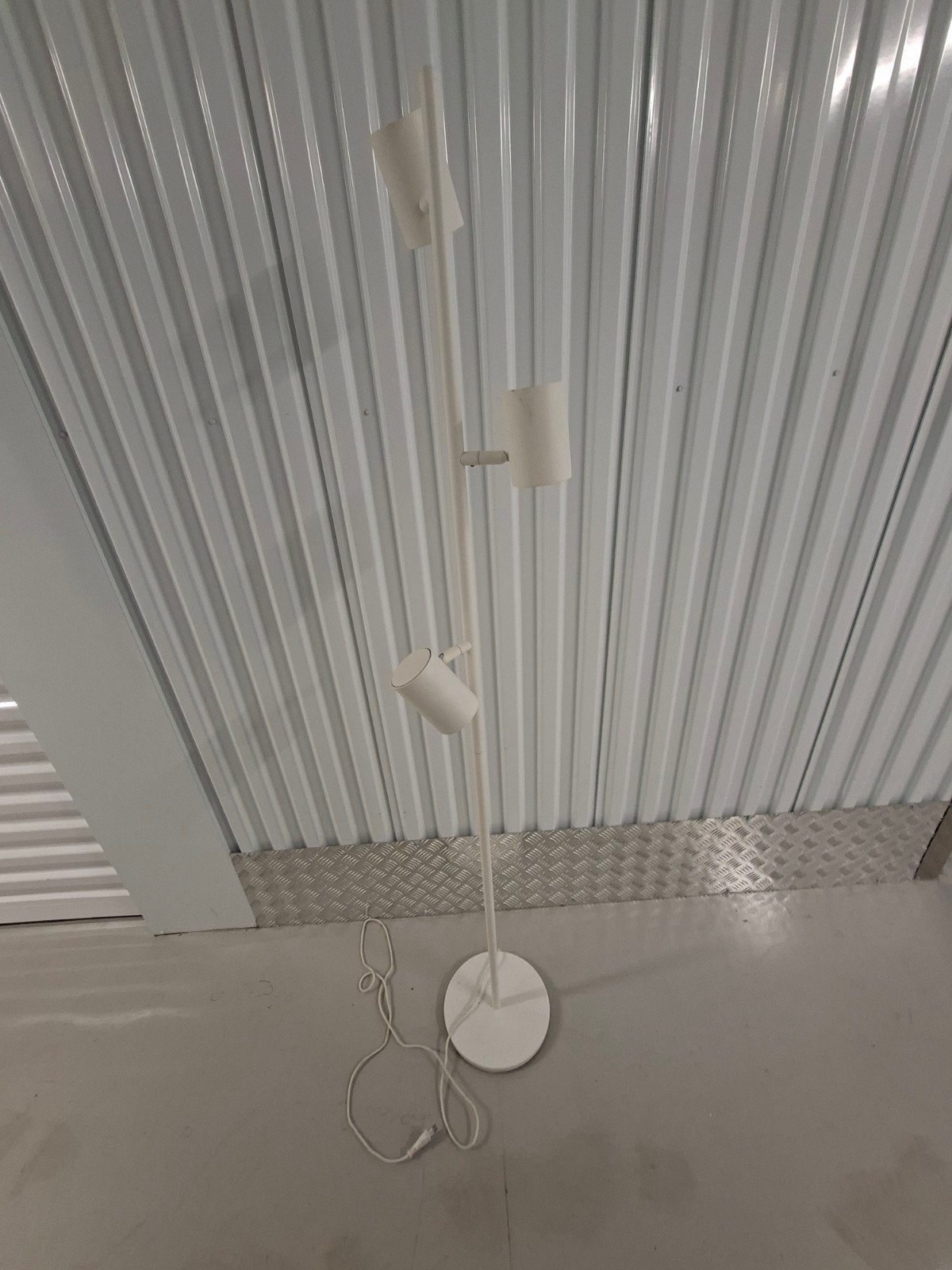 Witte staande lamp met 3 verstelbare spots, Huis en Inrichting, Ophalen, Gebruikt, GU10, Metaal