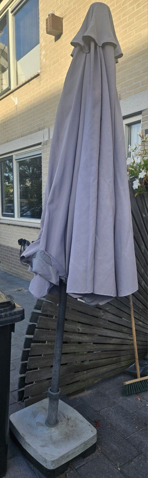 Gratis: Grijze parasol met voet, Tuin en Terras, Ophalen, Kantelbaar, Gebruikt, 2 tot 3 meter