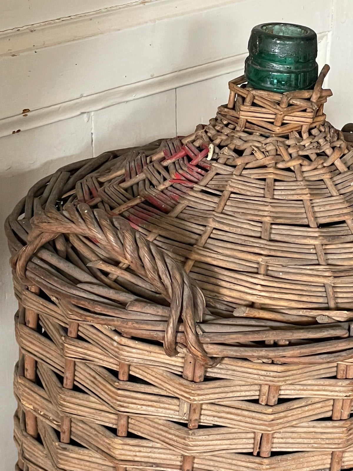 Brocante oude wijnfles / gistfles rieten mand, Ophalen of Verzenden