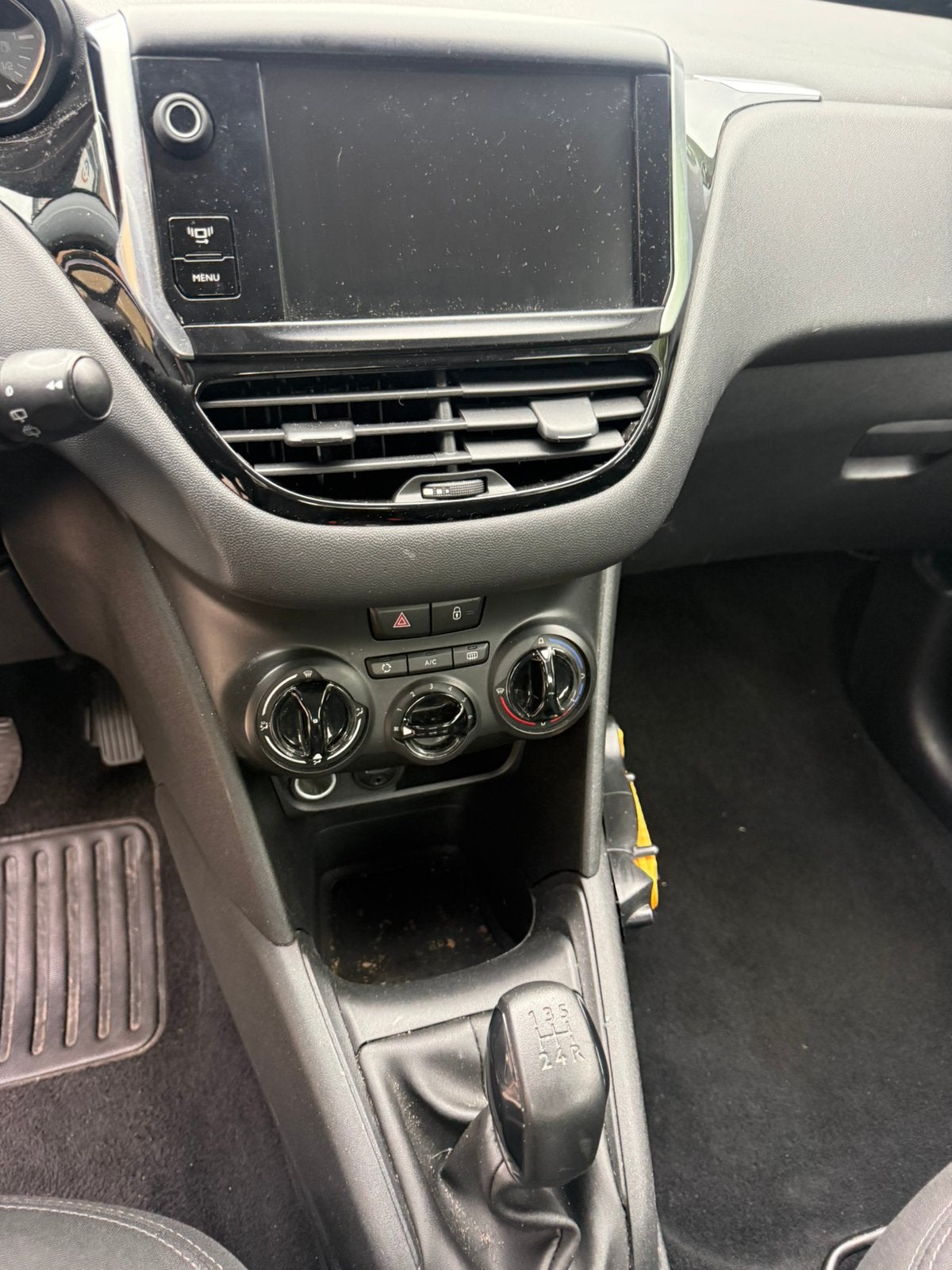 Peugeot 208 1.2 VTI 60KW/82PK 5-D 2014 Zwart motor defect, Auto's, Voorwielaandrijving, Stof, 1199 cc, Zwart