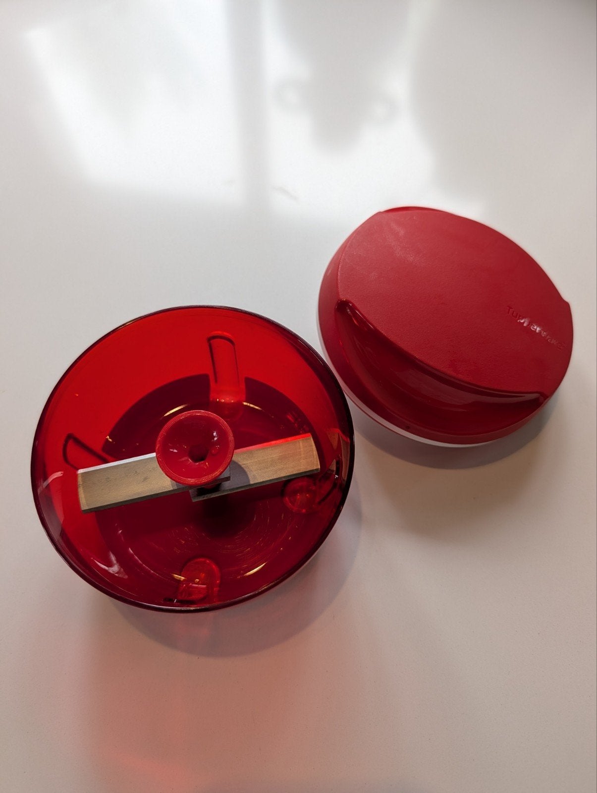 Tupperware uiensnijder 300 ml Rood, Ophalen of Verzenden, Rood