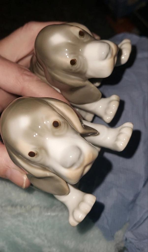 2 Vintage Porseleinen Beeldjes: Beagle Basset Puppy's, Ophalen of Verzenden